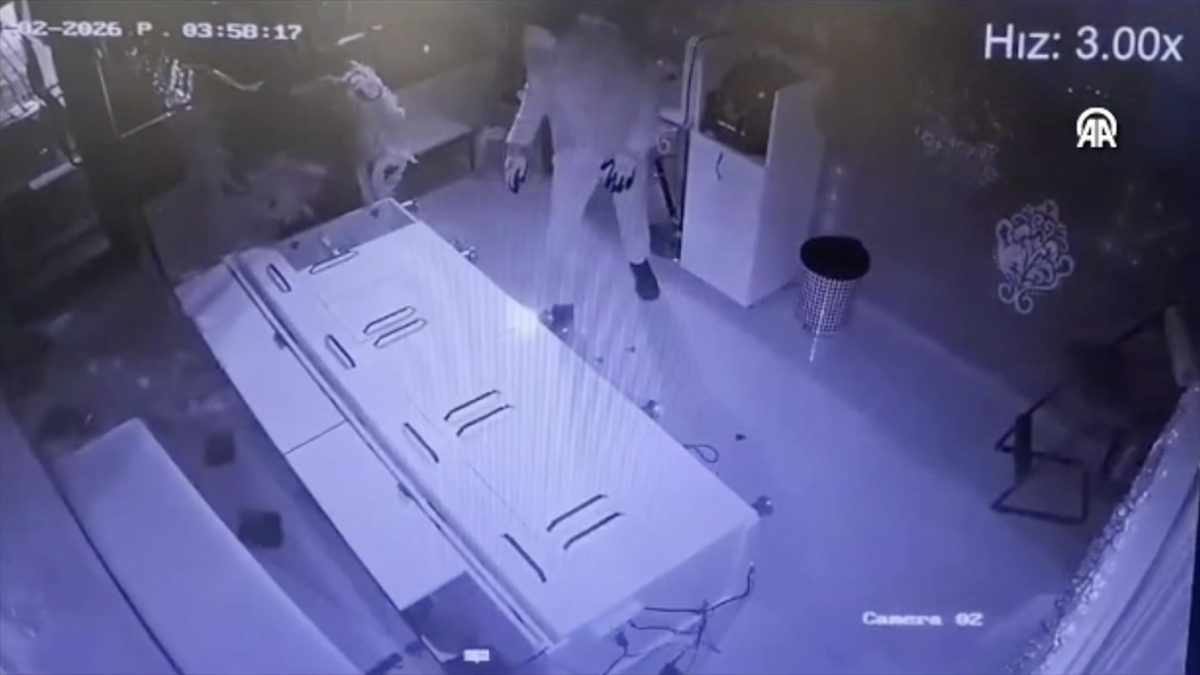 Kayseri’de forkliftle kepenk ve camlarını kırdığı kuyumcudan altın çalıp eşekle kaçan zanlı tutuklandı