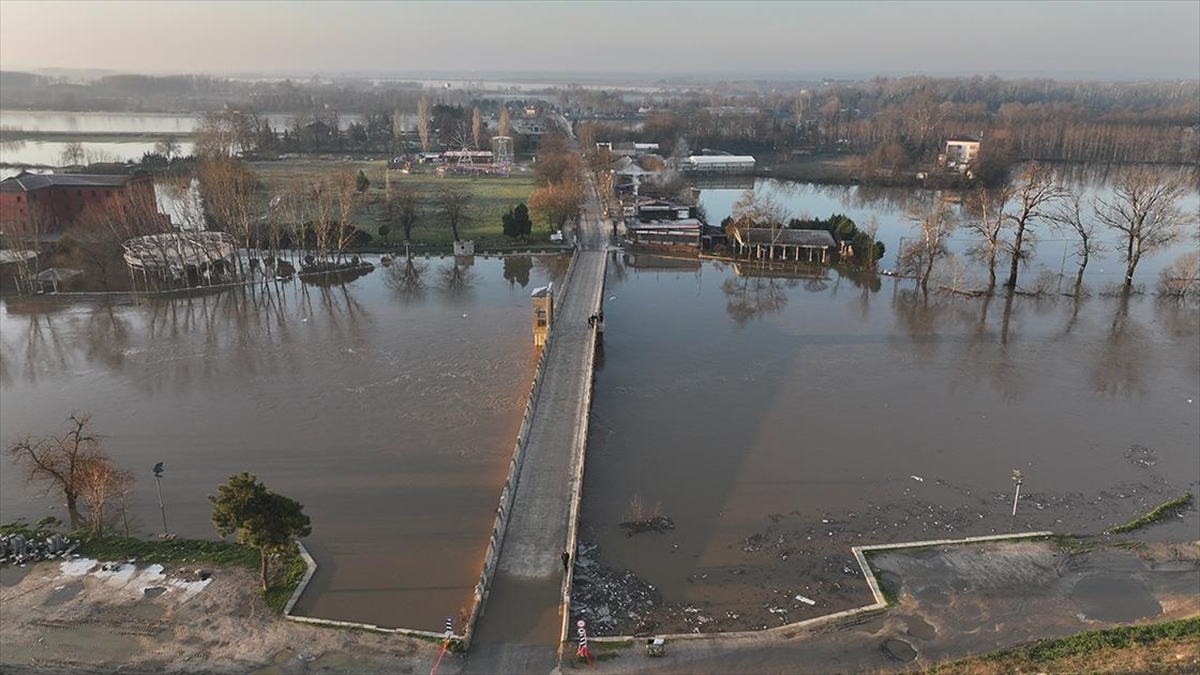 “Kırmızı” uyarı koduyla izlenen Meriç Nehri’nin debisi artıyor