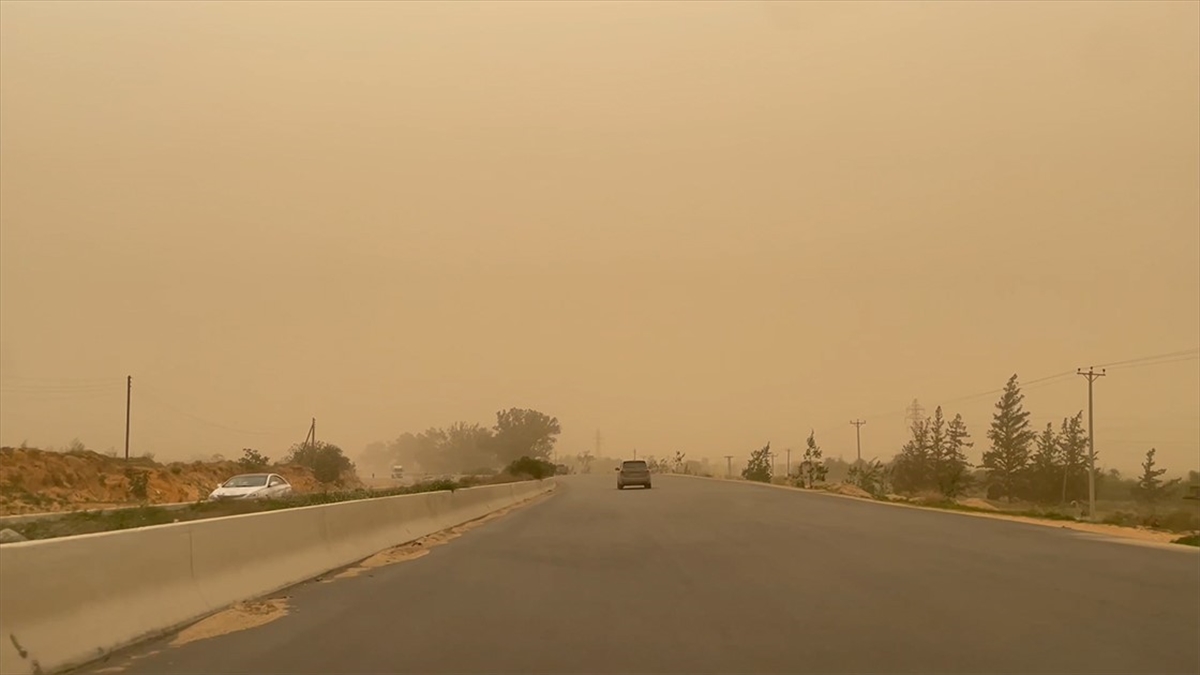 Libya’da kum fırtınası nedeniyle başkent Trablus ve birçok kentte eğitime ara verildi