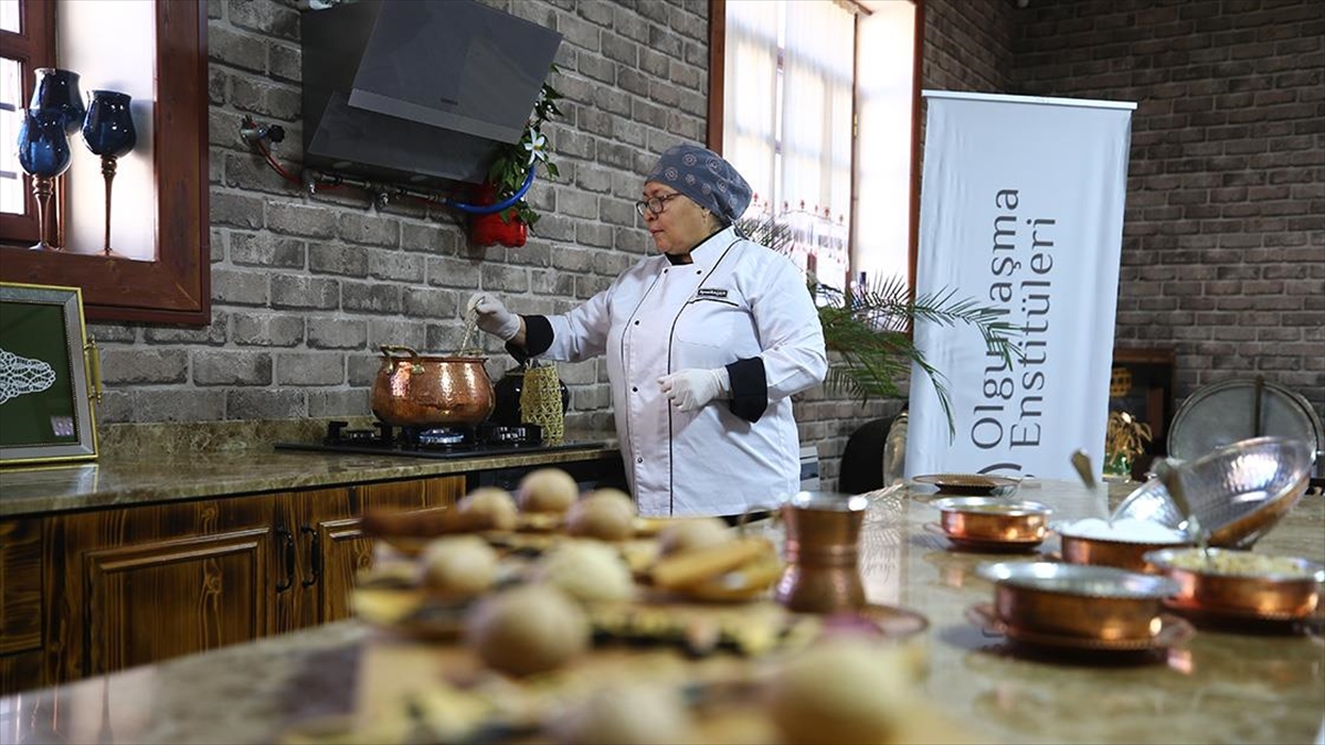 Lohusa şerbeti “kaynar” geleneği Adana’daki usta öğreticiler tarafından yaşatılıyor