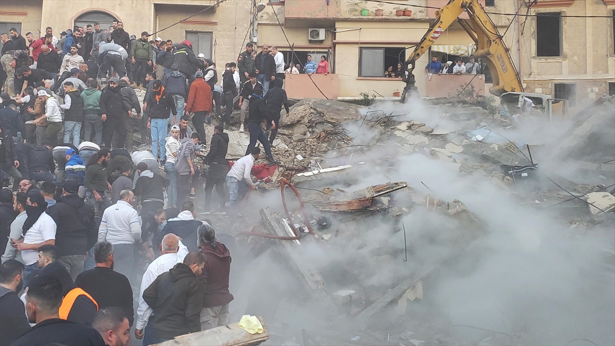 Lübnan’ın kuzeyindeki Trablusşam’da eski bir binanın çökmesi sonucu 6 kişi hayatını kaybetti