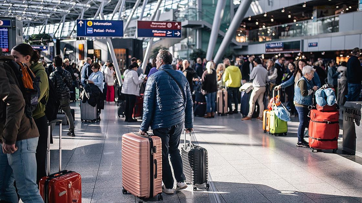 Lufthansa, pilotlar ve kabin ekibinin grevi nedeniyle 800 uçuşu iptal etti, 100 bin yolcu mağdur oldu