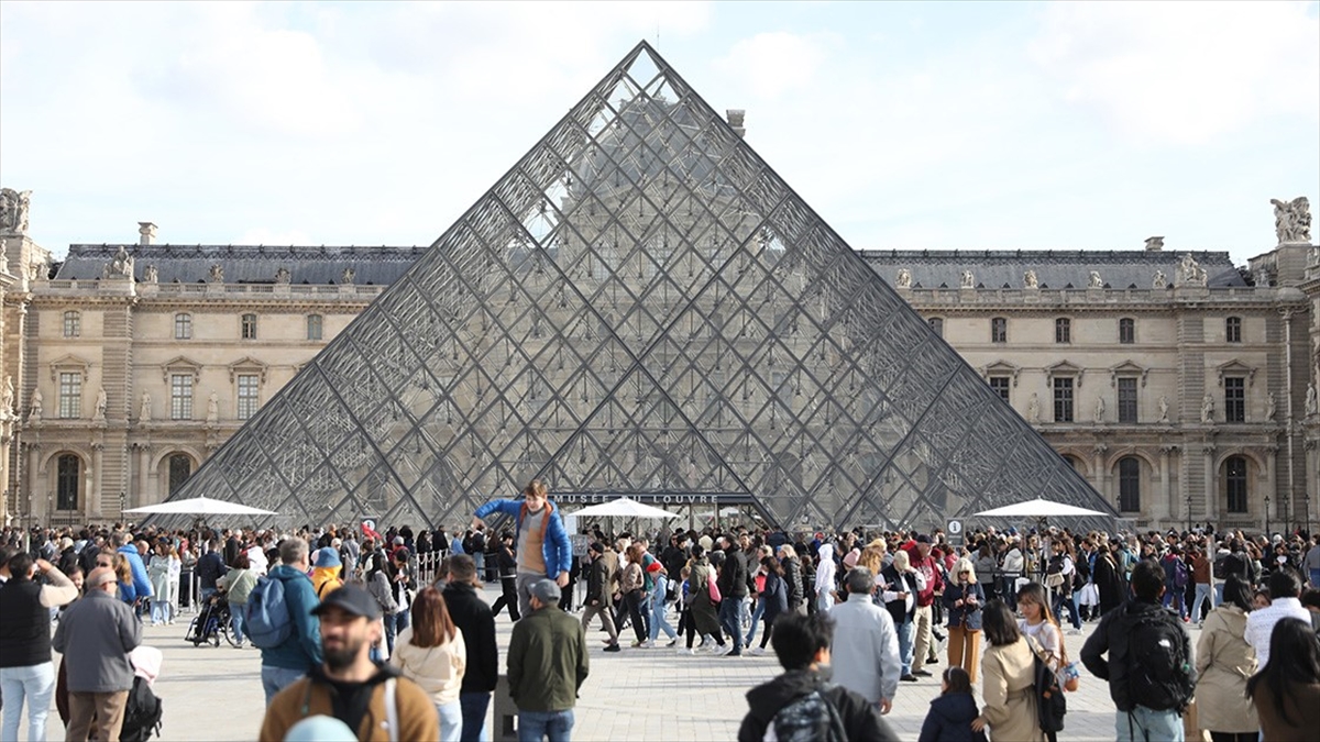 Macron, Louvre Müzesi’nin başına yeni bir isim atadı