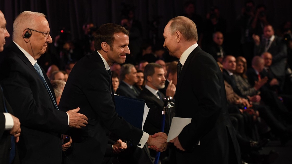Macron, Putin ile diyaloğun yeniden başlatılması için hazırlık içinde olduklarını söyledi Macron, Putin ile diyaloğun yeniden başlatılması için hazırlık içinde olduklarını söyledi