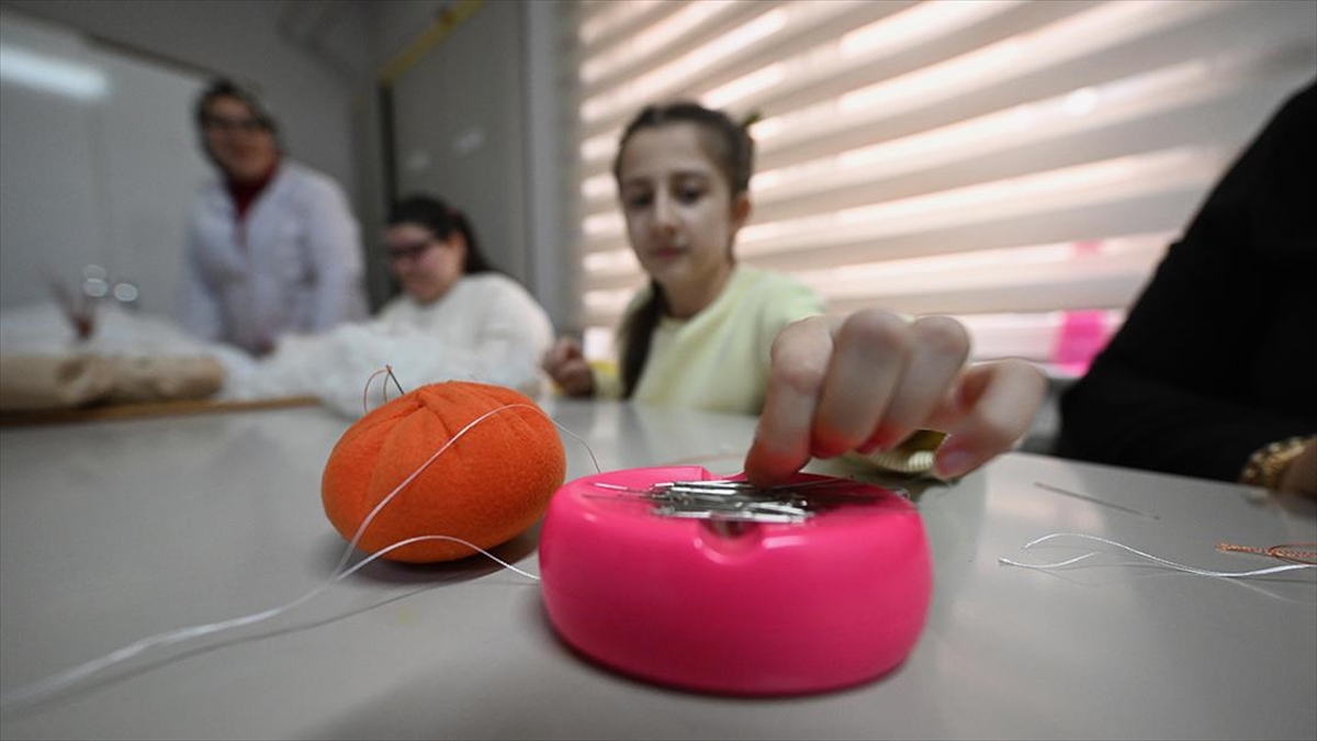 Mesai saatlerinin dışında kursta buluştuğu “özel” öğrencilerini hayata hazırlıyor