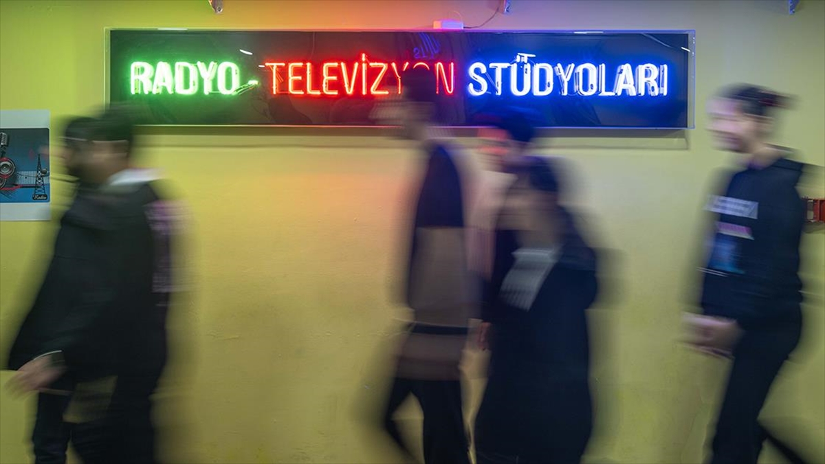 Meslek liseli öğrenciler “Haberimiz Olsun” projesiyle stüdyoda haber sunarak mesleki becerilerini geliştiriyor