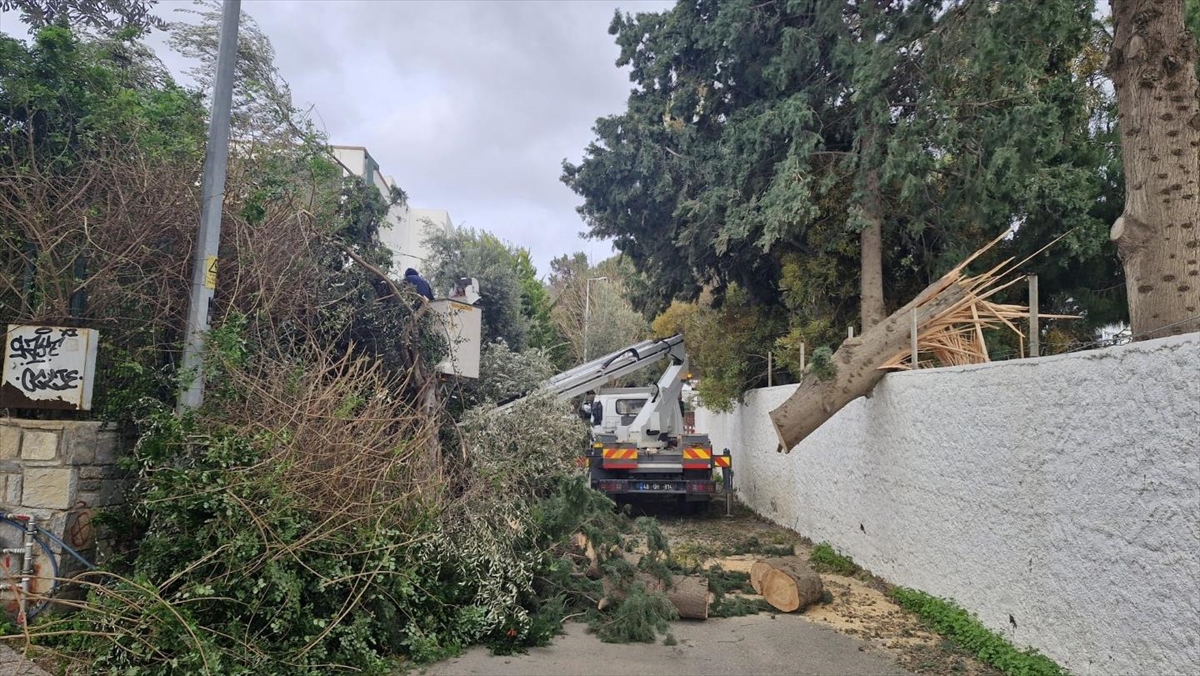 Muğla’da fırtına ve sağanak etkili oluyor