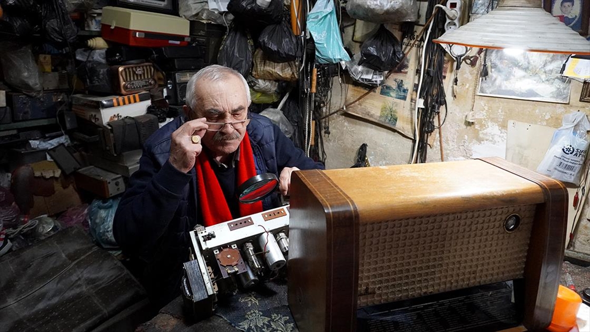 Muğla’da tarihi çarşının “Radyocu Mustafa”sı 58 yıldır radyo tamir ediyor
