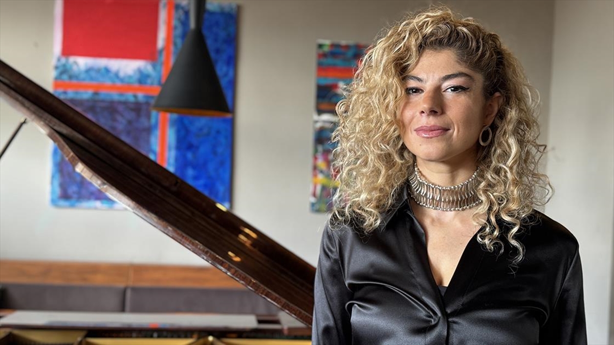 Müzisyen Esra Üçcan, Türk kültürüne ait eserleri dünyaya tanıtıyor