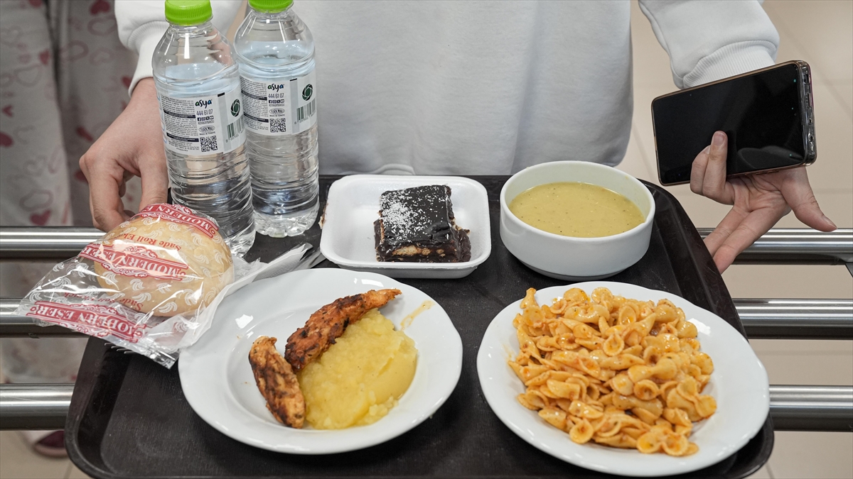 Öğrenciler, KYK yurtlarındaki yemek hizmetlerinden memnun