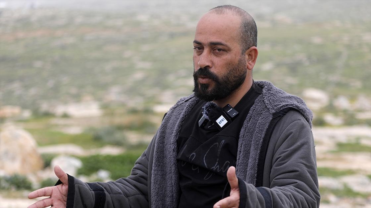 Oscar ödüllü Filistinli yönetmenin ailesi İsrail askerleri ve yerleşimcilerin saldırısına uğradı