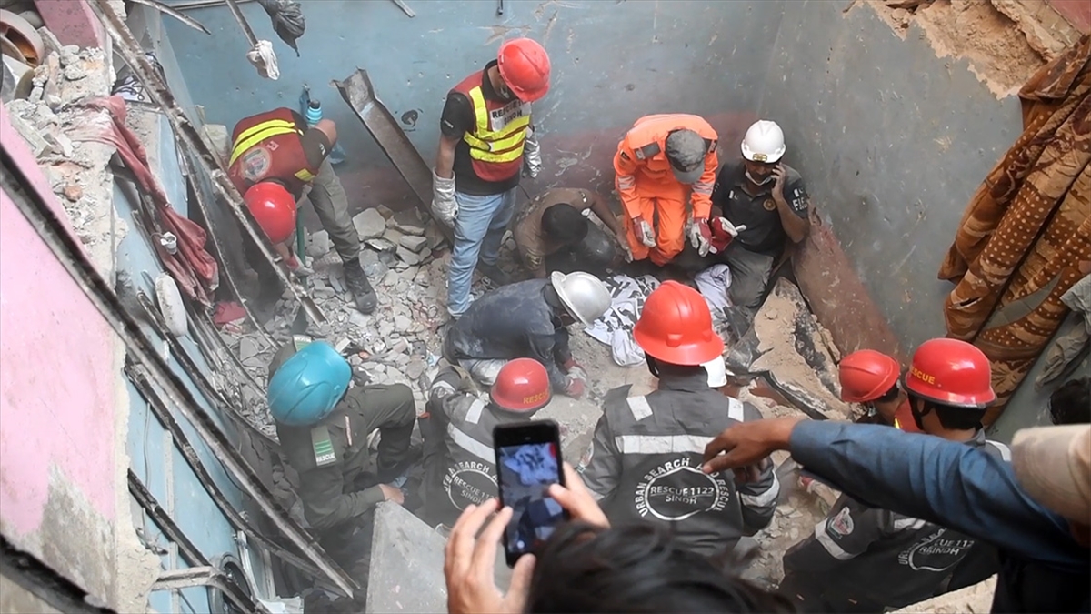 Pakistan’da apartmanda meydana gelen patlamada 16 kişi hayatını kaybetti