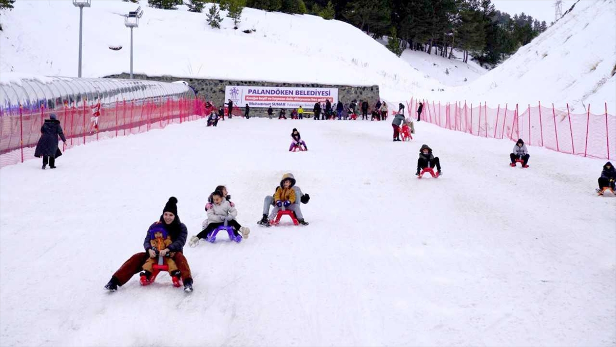 Palandöken Kent Ormanı’ndaki kızak pisti, yarıyıl tatilinde 25 bini aşkın misafiri ağırladı Palandöken Kent Ormanı’ndaki kızak pisti, yarıyıl tatilinde 25 bini aşkın misafiri ağırladı