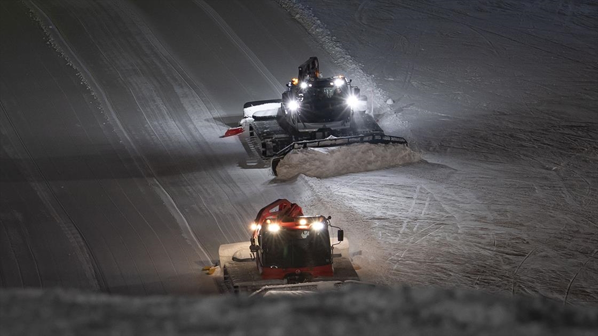 Pistler gece boyu süren çalışmalarla kayakseverler için hazırlanıyor