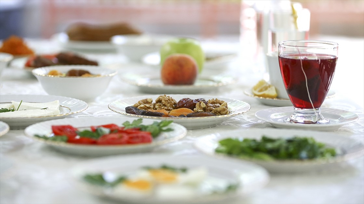 Ramazanda “hızlı ve aşırı yemek” mideyi zorluyor
