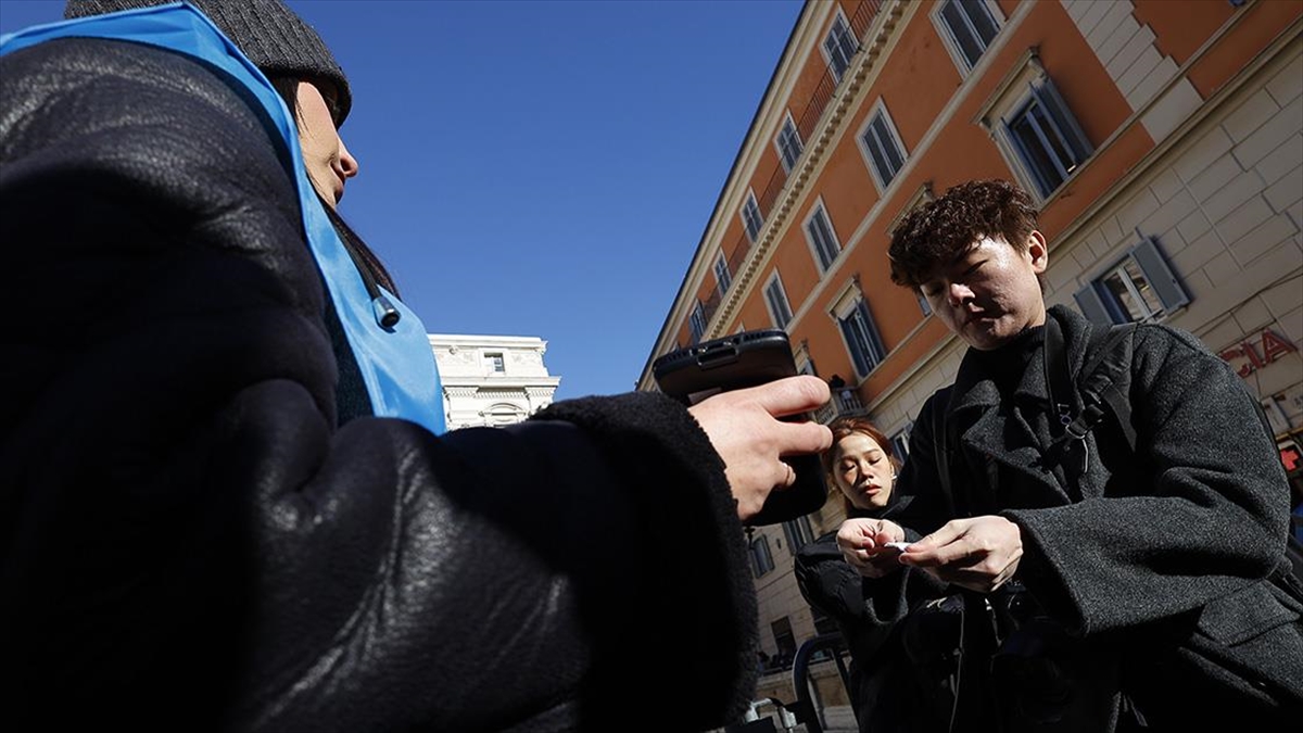 Roma’nın tarihi Trevi Çeşmesi turistler için ücretli hale geldi Roma’nın tarihi Trevi Çeşmesi turistler için ücretli hale geldi