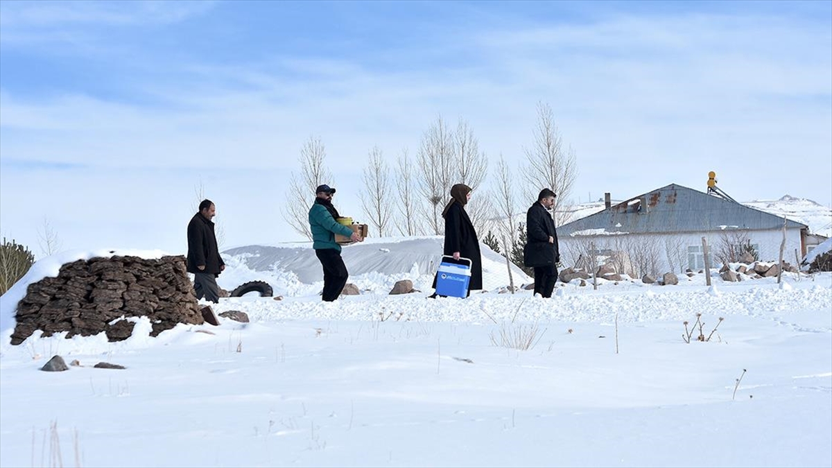 Sağlık çalışanları, kırsal mahallede yaşayanlar için karlı yollarda