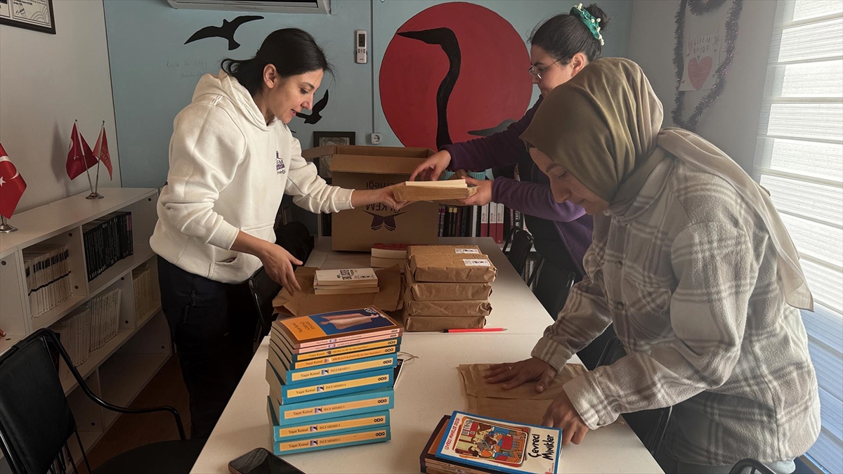 Sağlıkçı olarak geldiği deprem bölgesine 21 kütüphane, 135 bin kitap kazandırdı Sağlıkçı olarak geldiği deprem bölgesine 21 kütüphane, 135 bin kitap kazandırdı