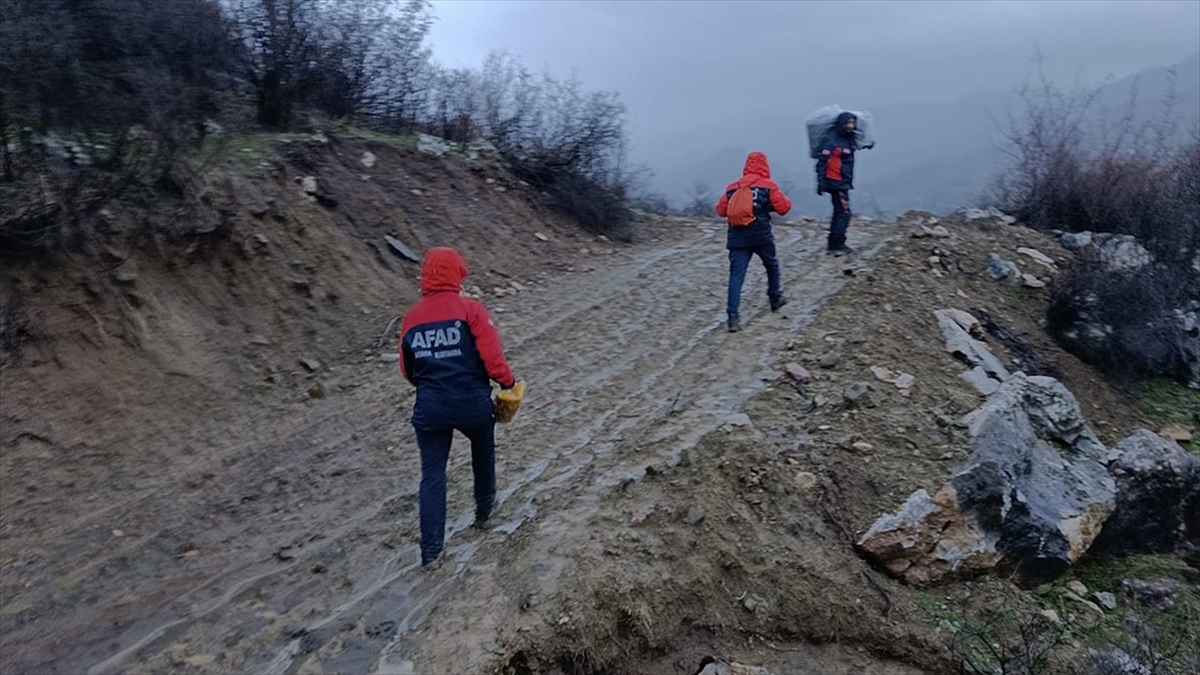 Siirt’te şiddetli yağış ve fırtınada barınakları yıkılan 20 kişilik aile tahliye edildi Siirt’te şiddetli yağış ve fırtınada barınakları yıkılan 20 kişilik aile tahliye edildi