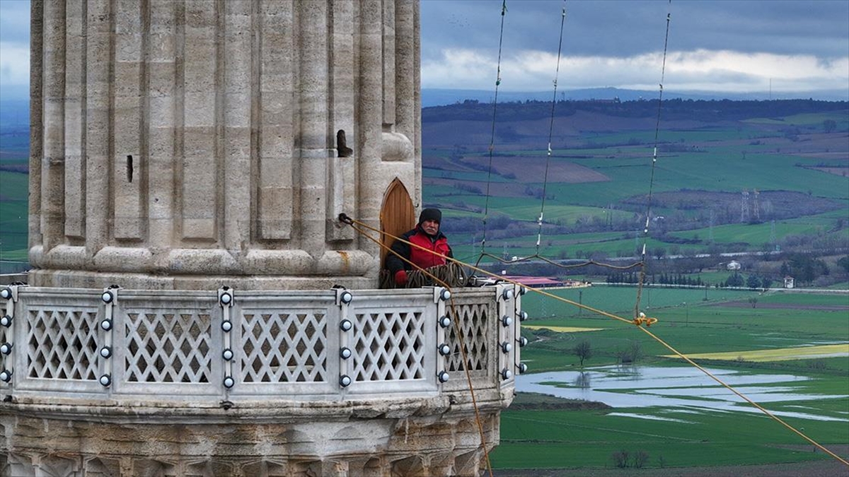 “Son mahyacı” ramazan ayında sanatıyla gökleri aydınlatıyor
