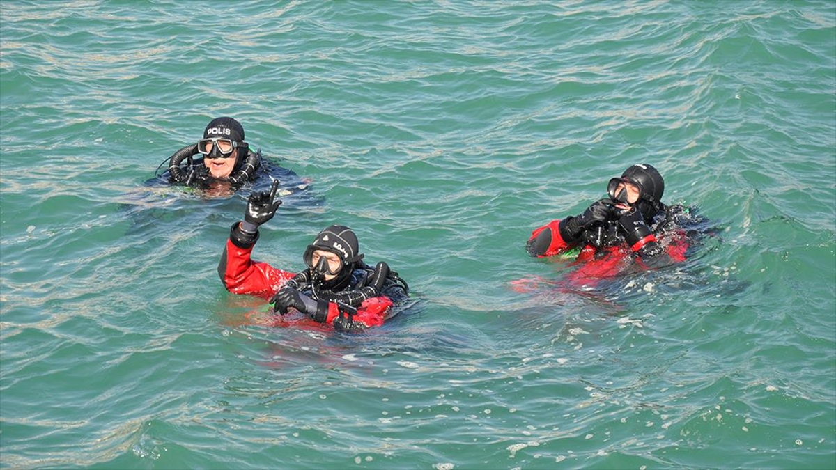 Sudaki delil avcıları Akdeniz’de zorlu eğitimden geçti Sudaki delil avcıları Akdeniz’de zorlu eğitimden geçti