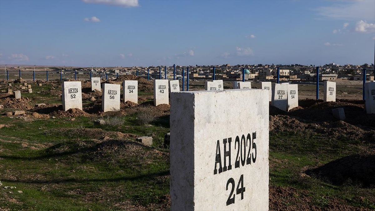 Suriye’deki Hol Kampı’nda ölen yaklaşık 1000 kişinin cenazeleri kimlik tespitini bekliyor Suriye’deki Hol Kampı’nda ölen yaklaşık 1000 kişinin cenazeleri kimlik tespitini bekliyor