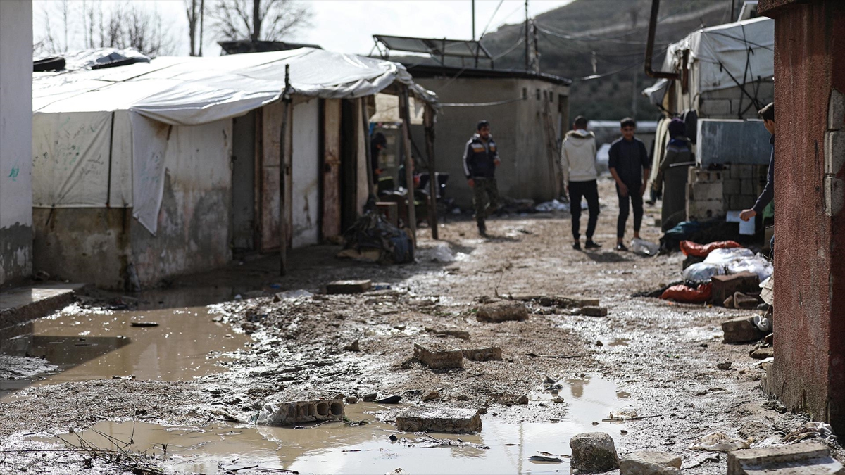 Suriye’deki şiddetli yağışlar nedeniyle 6 kamptan 173 aile tahliye edildi