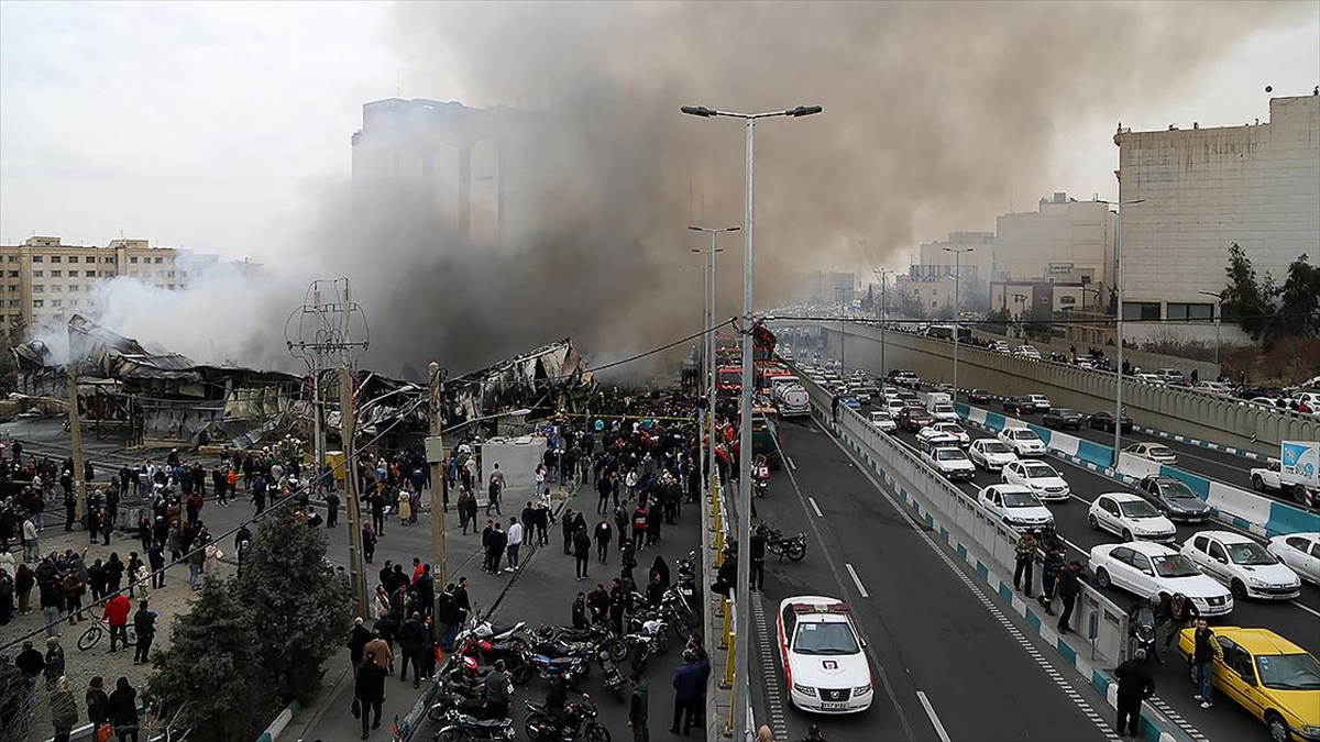 Tahran’daki bir çarşıda yangın çıktı
