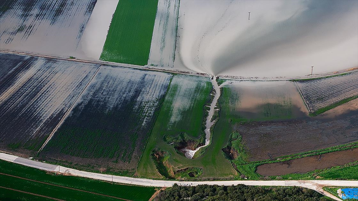 Tarlaları su altında kalan çiftçiler, açtıkları kuyular ve düdenlerle suyu yer altına aktarıyor