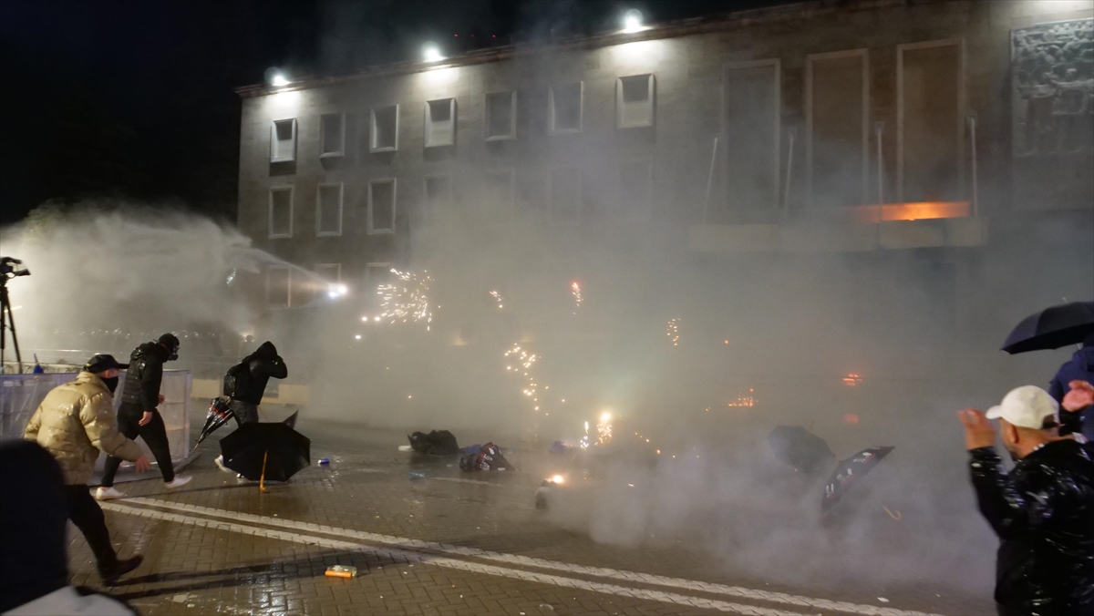 Tiran’da binlerce kişi Rama hükümetinin istifasını istedi