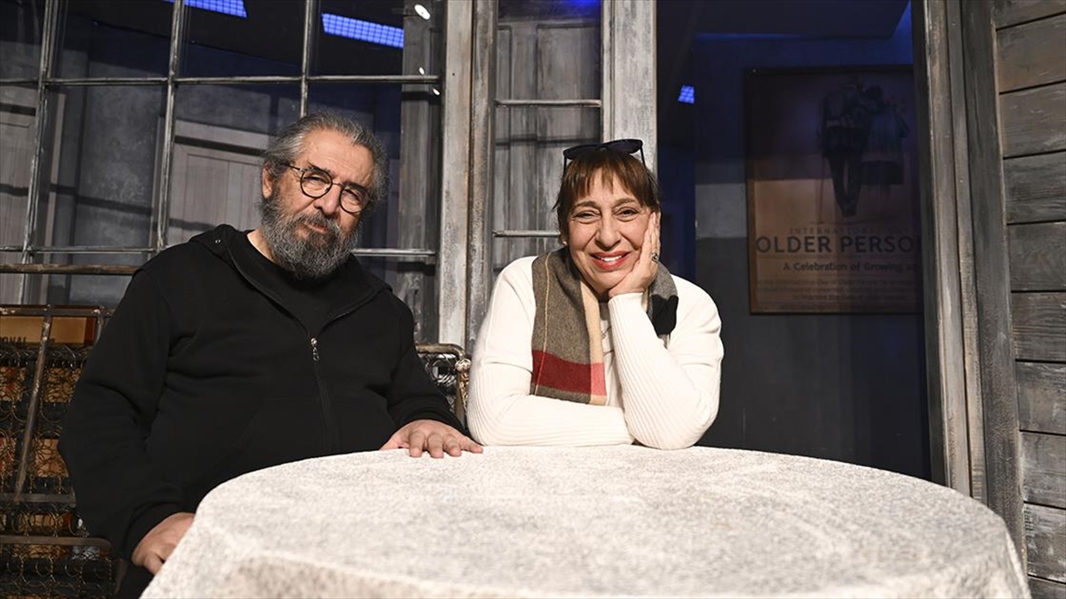 Tiyatronun ustaları Melek Baykal ve Mehmet Atay, 44 yıl sonra aynı sahneyi paylaştı