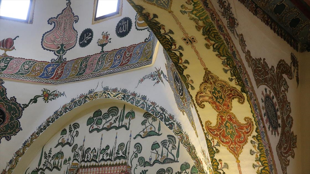 Tokat’taki tarihi cami kalem işi süslemelerle dikkat çekiyor