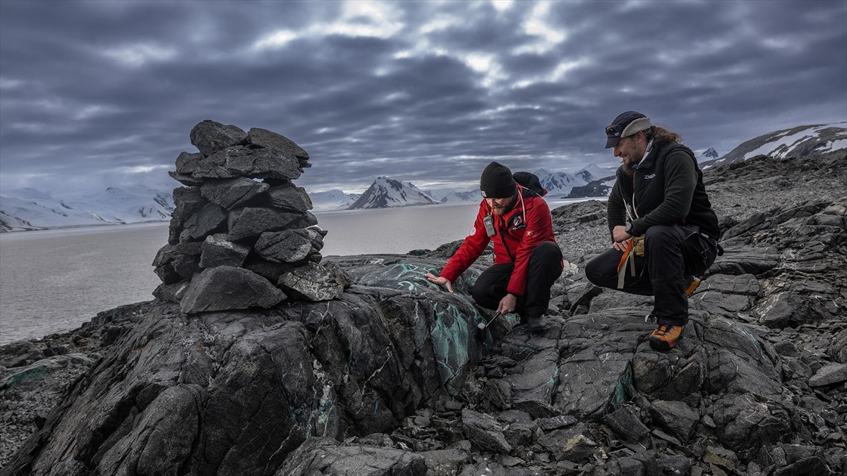 Türk ve Bulgar jeologlar Antarktika’nın milyonlarca yıllık jeolojik geçmişini araştırıyor