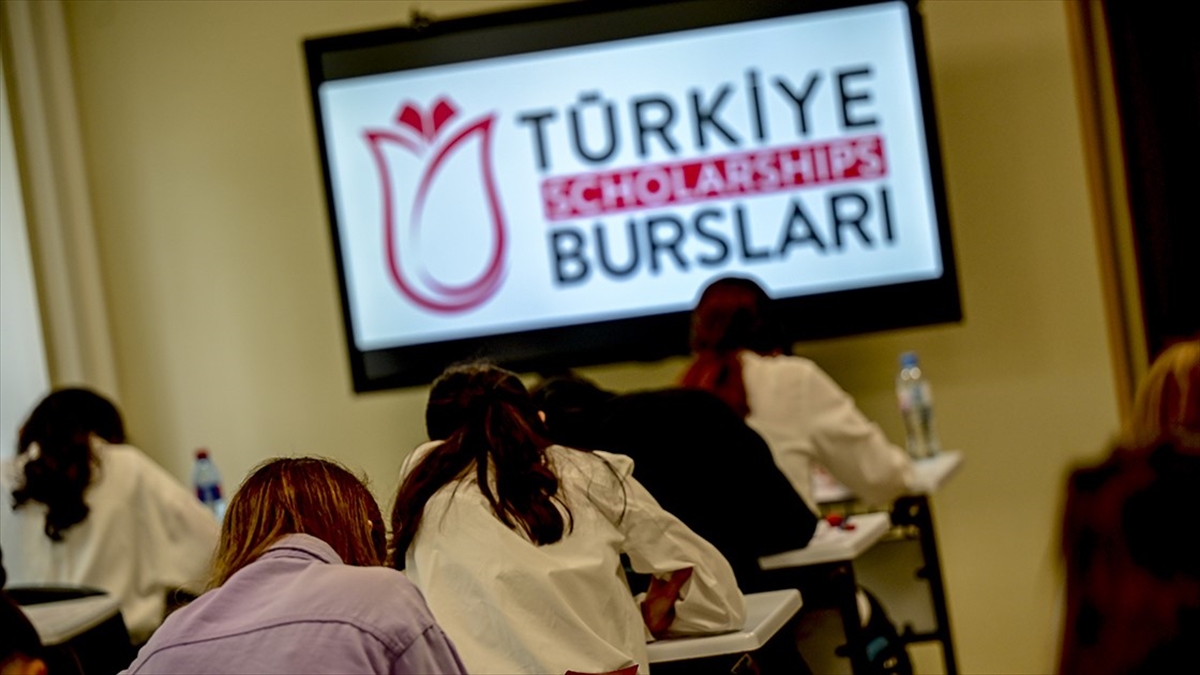 “Türkiye Bursları”na bu yıl 200 bine yakın rekor sayıda başvuru yapıldı