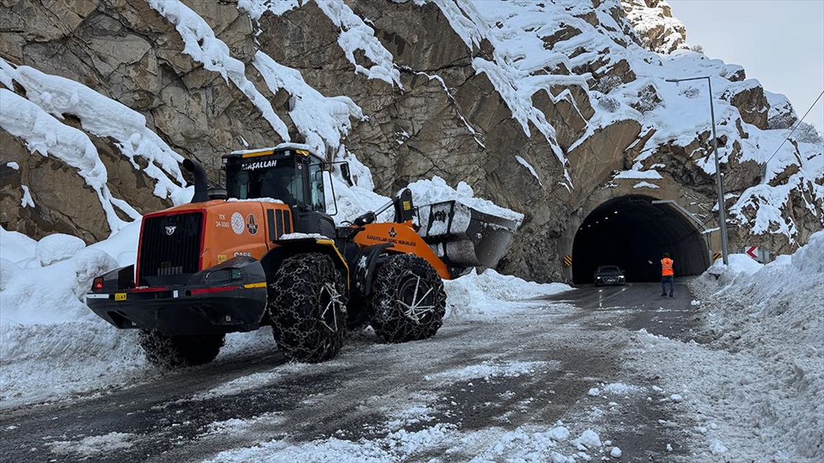 “Turuncu yelekliler” Hakkari’de kesintisiz ulaşım için 100’den fazla çığa müdahale etti “Turuncu yelekliler” Hakkari’de kesintisiz ulaşım için 100’den fazla çığa müdahale etti