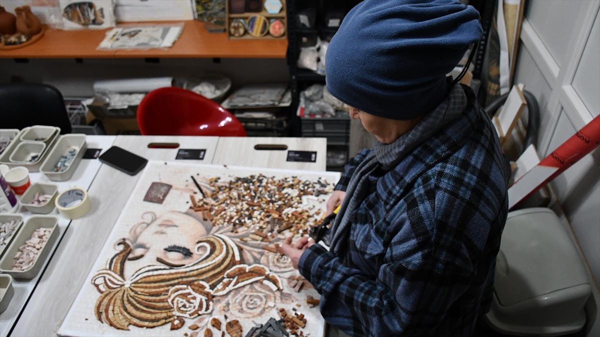 Üniversiteyi 2 yıl önce birincilikle bitiren 54 yaşındaki kadın, mozaik eserler üretiyor Üniversiteyi 2 yıl önce birincilikle bitiren 54 yaşındaki kadın, mozaik eserler üretiyor