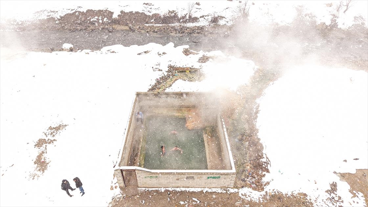 Van’da etrafı karla kaplı termal havuz ziyaretçilerini ağırlıyor