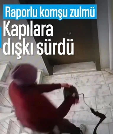 İzmir’de komşularının kapısına dışkı süren şüpheli apartmanda huzur vermiyor…