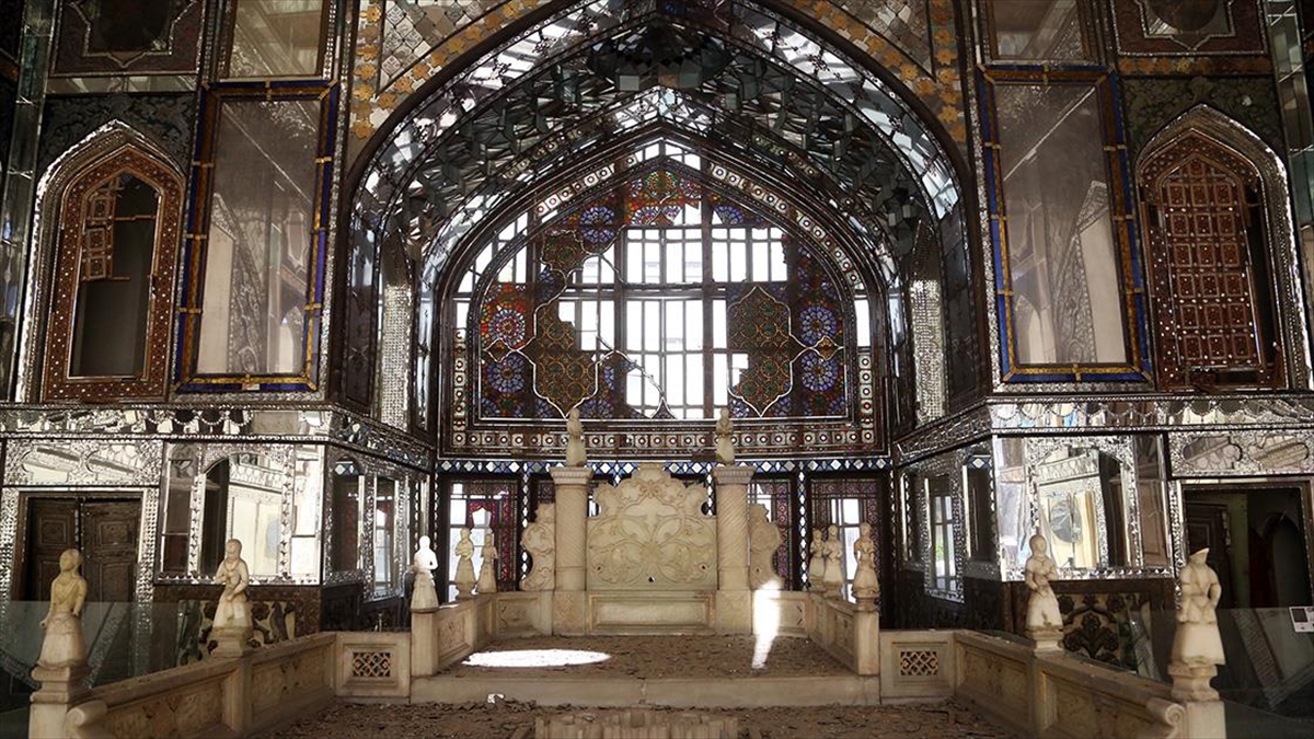 AA ekibi, İsrail ve ABD’nin Tahran’daki saldırılarında hasar gören Gülistan Sarayı’nı görüntüledi