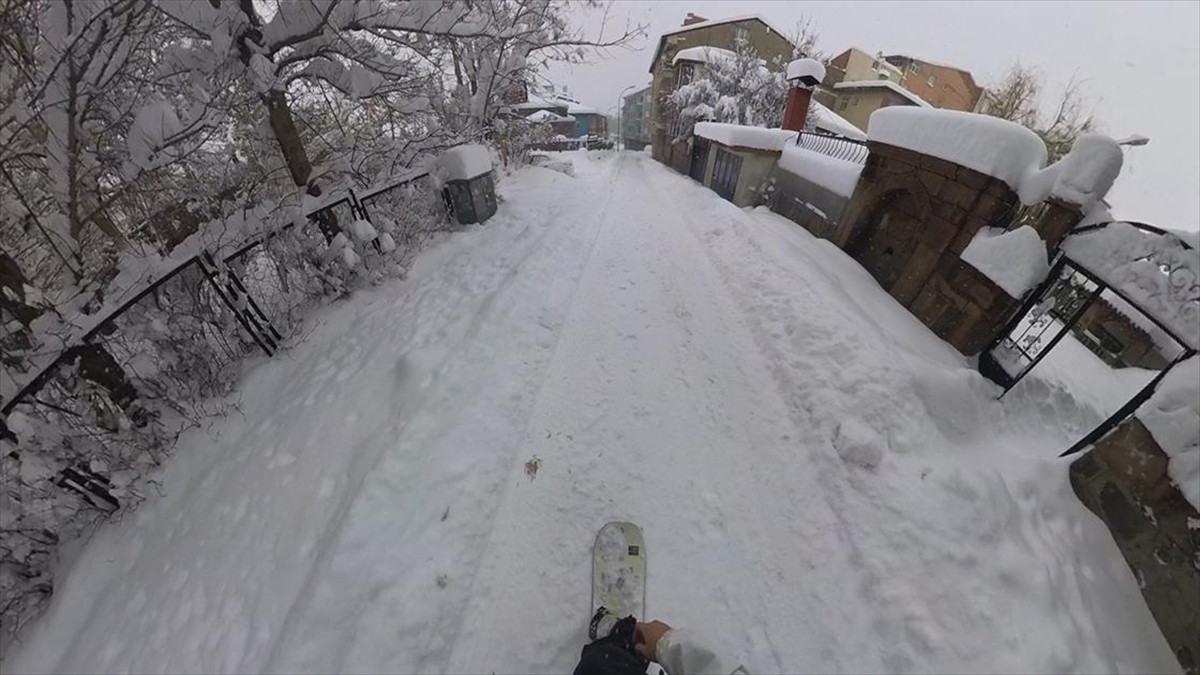 Adanalı genç diş hekiminin karla kaplı Erzurum sokaklarında snowboard keyfi Adanalı genç diş hekiminin karla kaplı Erzurum sokaklarında snowboard keyfi