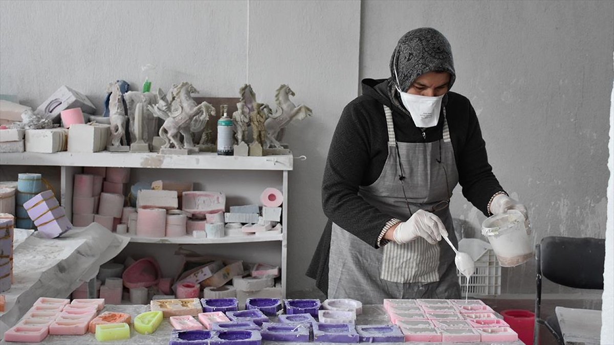 Afyonkarahisar’da kadınlar kooperatif çatısı altında hediyelik eşya üretimini artırıyor Afyonkarahisar’da kadınlar kooperatif çatısı altında hediyelik eşya üretimini artırıyor