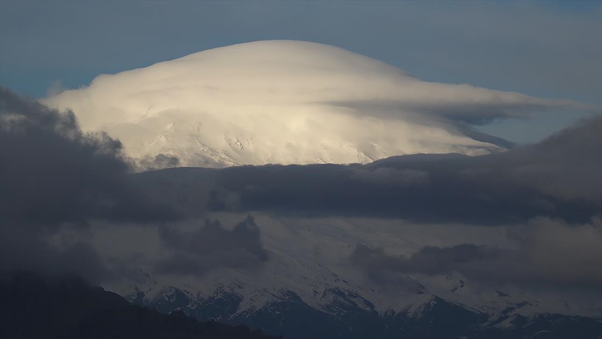 Ağrı Dağı’nın zirvesi mercek bulutuyla kaplandı Ağrı Dağı’nın zirvesi mercek bulutuyla kaplandı