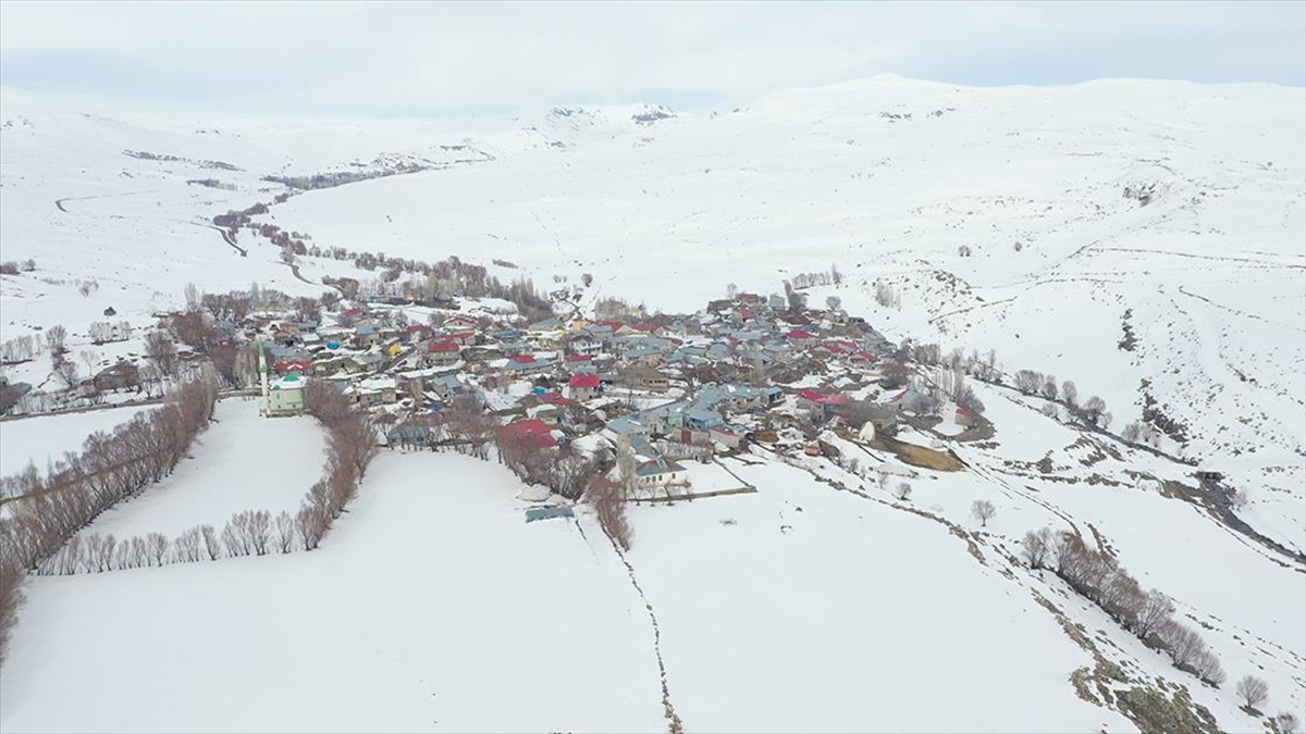 Ağrı’nın karla kaplı köylerinde bayram heyecanı yaşanıyor