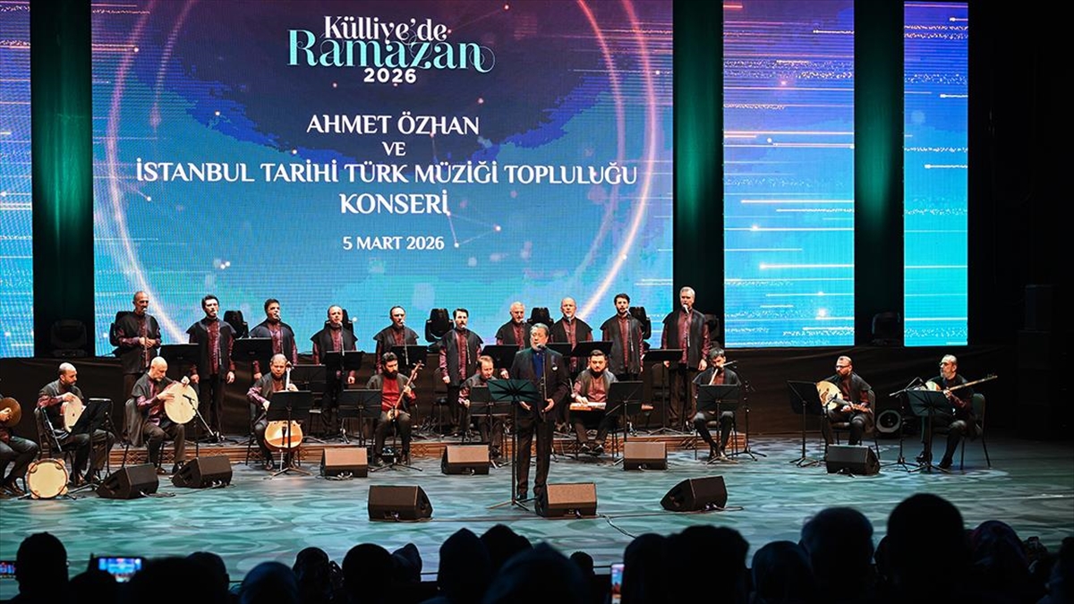 Ahmet Özhan ve İstanbul Tarihi Türk Müziği Topluluğu, “Külliye’de Ramazan” etkinliklerinde konser verdi