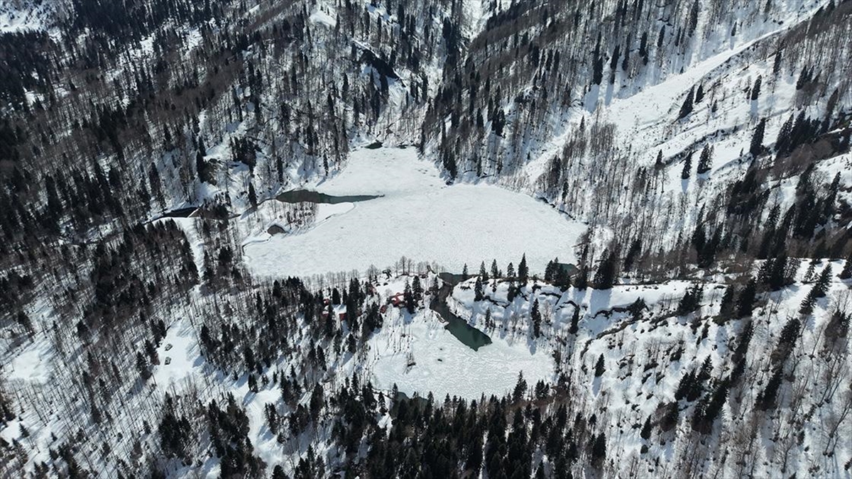 Artvin’de beyaz örtüyle kaplanan Borçka Karagöl havadan görüntülendi