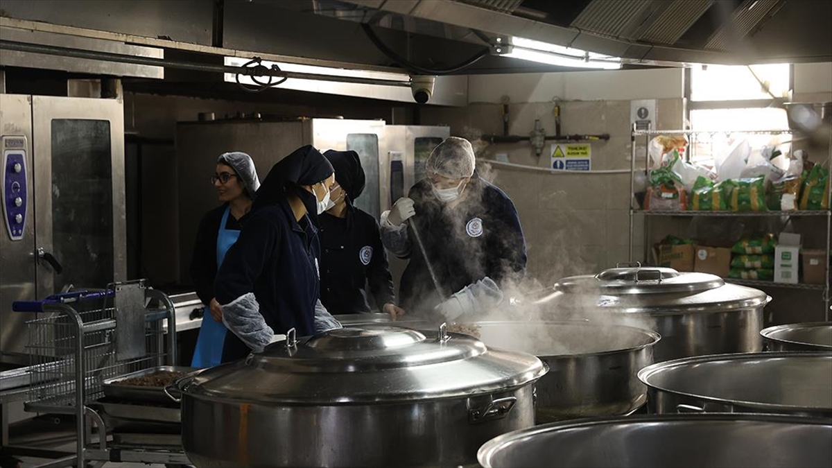 Aşçı adayı kız öğrenciler, ramazan sofralarını süslüyor