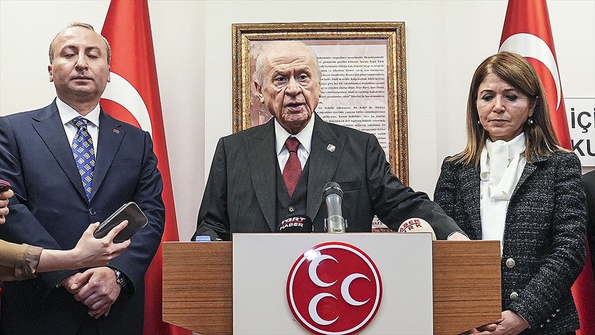 Bahçeli: (İran-ABD/İsrail) Cumhurbaşkanımız başta olmak üzere siyasi iktidar barışın sağlanması için gayret gösteriyor
