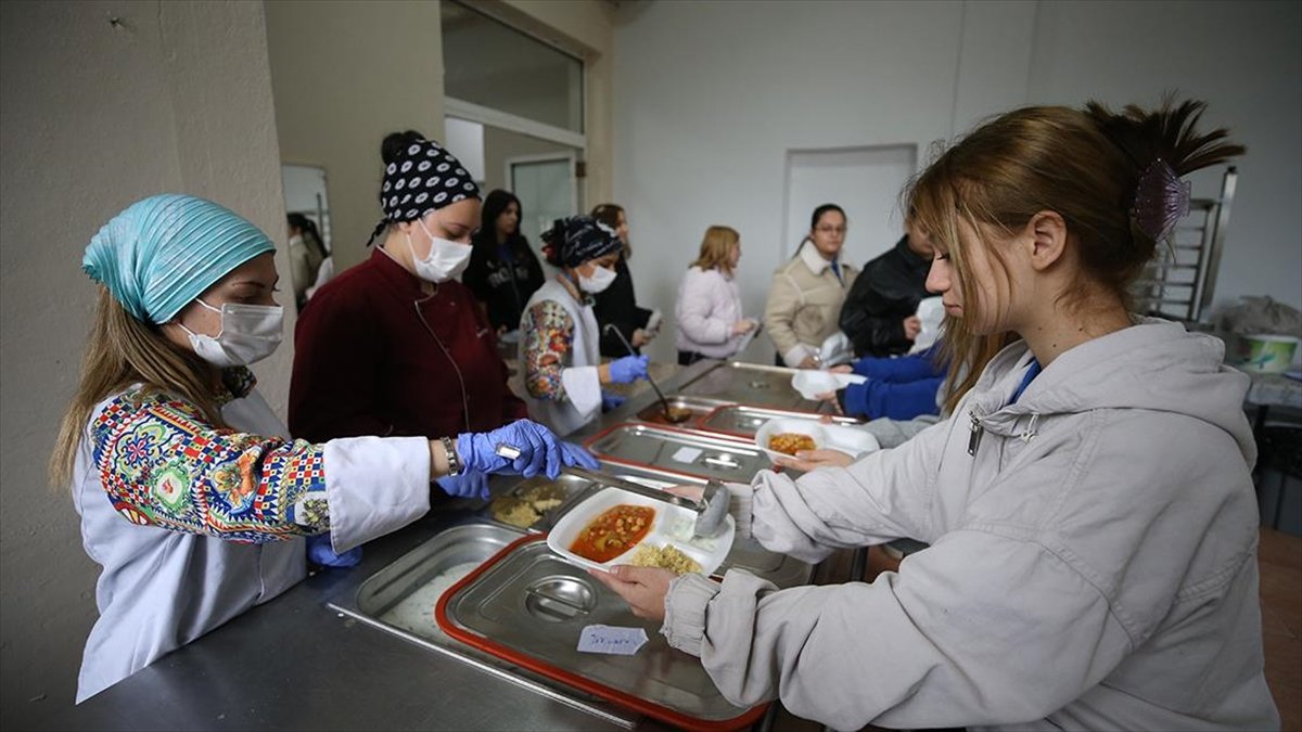 Balıkesir’de meslek liseliler günlük 600 kişilik yemek üretiyor