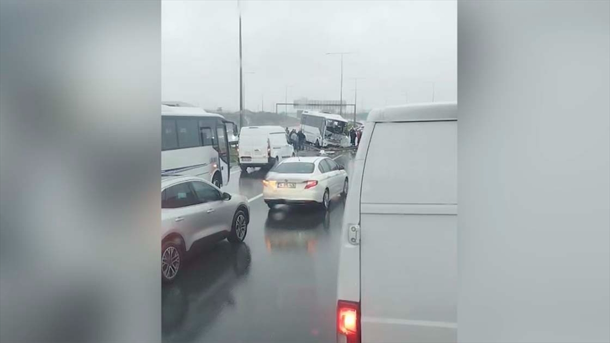 Başakşehir’de servis aracının karıştığı kazada 1 polis şehit oldu, 16 polis yaralandı