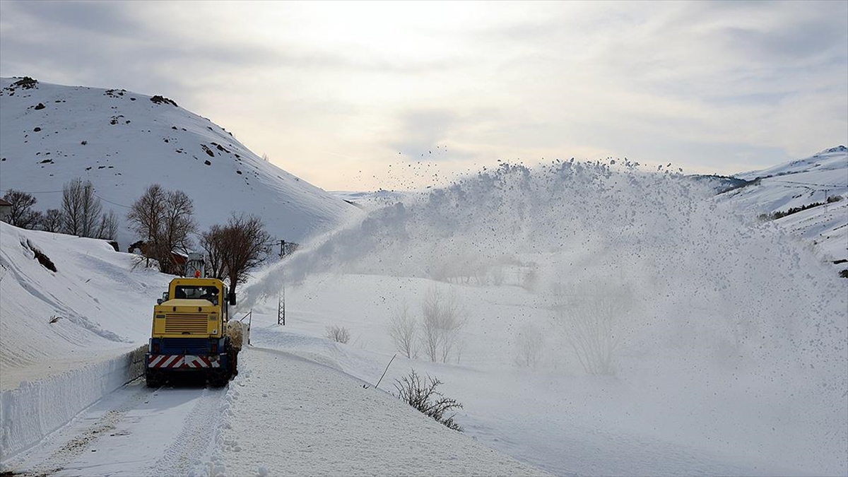 Bayburt’ta “kar kaplanları” Ramazan Bayramı için mesaisini sürdürüyor